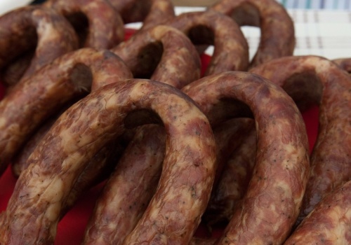 Tak przechowuję kiełbasę w lodówce. Zapach nie przechodzi na inne potrawy