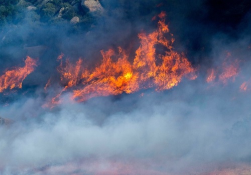 Gigantyczny pożar lasów objął 1400 ha. Zagrożone kurorty turystyczne