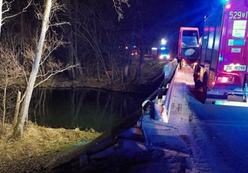 Dramat w Kępicach. Auto z rodziną wpadło do rzeki. Tragiczny finał