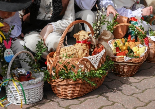 W Polsce by to nie przeszło. Łączą Wielkanoc z Halloween i puszczają latawce