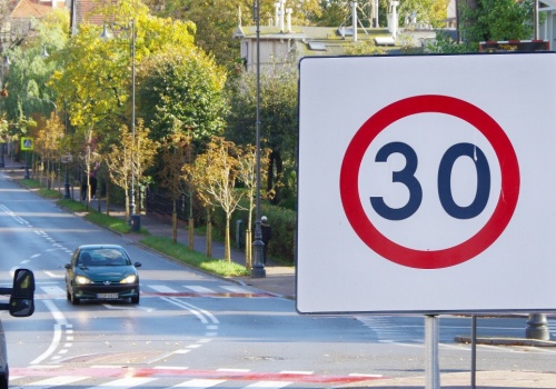 Kwadratowy znak B-43 na osiedlu. Dokąd obowiązuje ograniczenie prędkości?