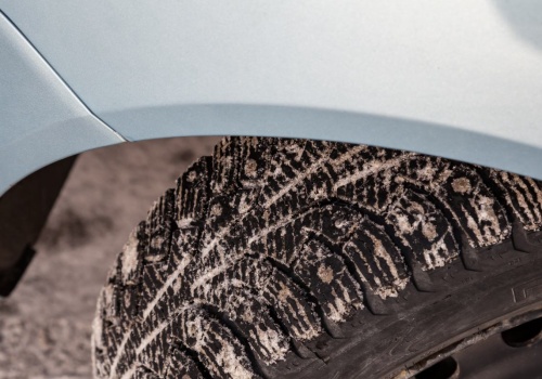 Auto samo skręca przy wyższej prędkości? To może nie być wiatr ani droga