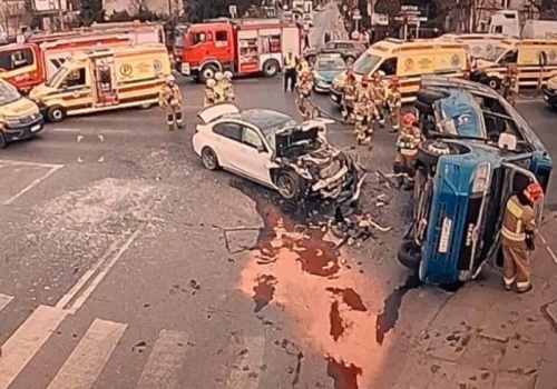 Kierowca BMW wbił się w autobus. Jest nagranie wypadku w Markach