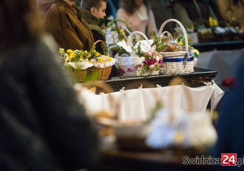 Świdniczanie ruszyli święcić pokarmy. Co dawniej trafiało do koszyczków i skąd wzięła się tradycja ich błogosławienia?