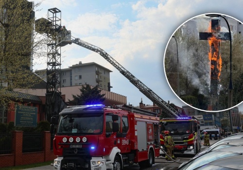 W Warszawie spłonął papieski krzyż. Jest niepokojąca hipoteza