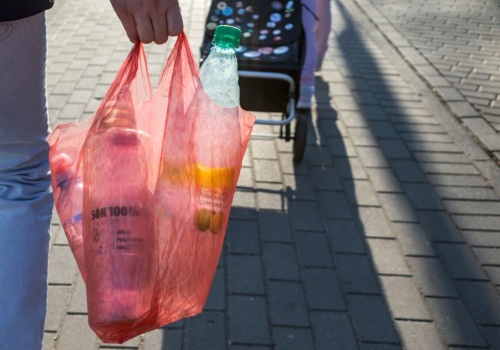 Czy trzeba odebrać kaucję za butelkę? Polacy mogą nie wiedzieć, gdzie później trafiają pieniądze