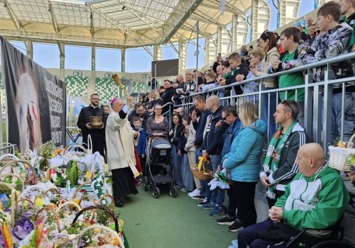 Bp Marek Solarczyk poświęcił pokarmy na stadionie Radomiaka Radom