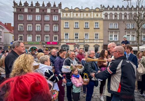 Święcenie pokarmów wielkanocnych na raciborskim rynku
