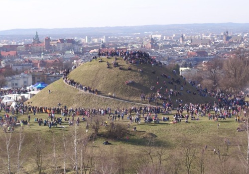Rękawka na Kopcu Krakusa. Tradycyjne święto z motywem „Zbrodnia i kara”