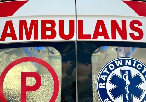 Groźny wypadek w Markach, autobus przewrócił się po zderzeniu z BMW. Jest wideo