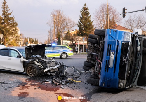 Z potężnym impetem wjechał w autobus miejski. Do sieci trafiło nagranie z wypadku w Markach