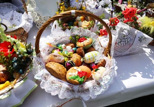 Symbolika Świąt Wielkanocnych: kolory w koszyczku ze święconką