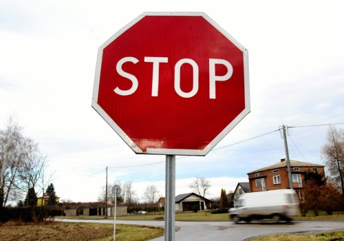 Ma osiem rogów nie bez powodu. Ten znak kierowcy znają, ale nie rozumieją