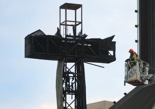 W Warszawie spłonął historyczny krzyż papieski