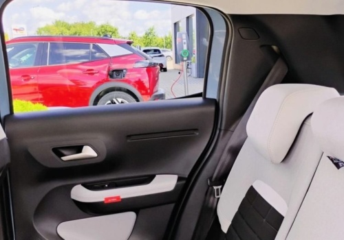 Pali 5,7 litra i modnie wygląda. Ten europejski SUV w topowej wersji kosztuje tylko 75 900 zł