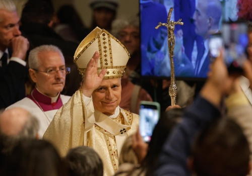 Papież przewodniczy mszy Wigilii Paschalnej