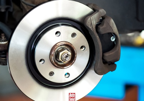 Pan Piotr miał wymienić w aucie klocki hamulcowe. Zdziwił się, gdy zadzwonił do drugiego serwisu