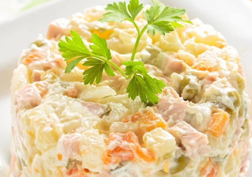 Czy można mrozić sałatkę jarzynową? Po świętach warto znać odpowiedź