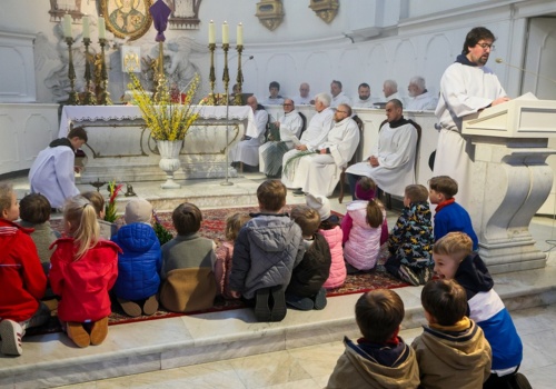 Kościół globalnie mierzy się ze spadkiem powołań i wiernych, ale rośnie w krajach Afryki