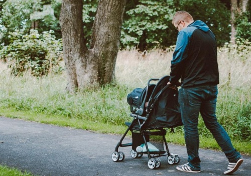 Masowy spadek zainteresowania urlopem ojcowskim. Rodziny tracą pieniądze