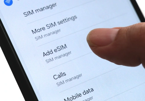 Polacy nie rzucili się na karty eSIM. Minęło 7 lat i jest kiepsko