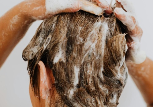 Mycie włosów głową w górę czy w dół? Trycholodzy nie zgadzają się z fizjoterapeutami