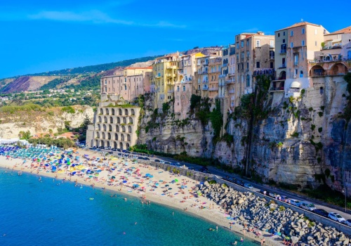 Perła Kalabrii w zasięgu ręki 💎🌊 City break w Tropei (ze śniadaniami) 919 PLN 🇮🇹☀️