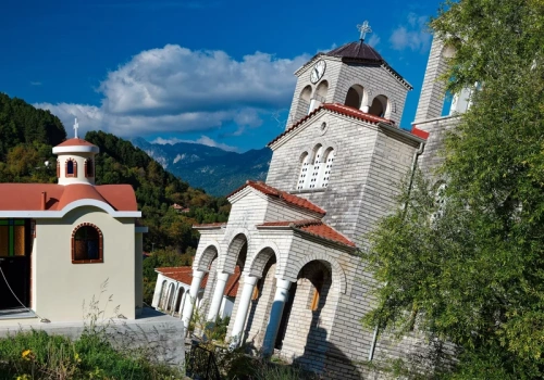 Przy tym kościele wieża w Pizie jest prosta. Znajdziesz go w wiosce widmo