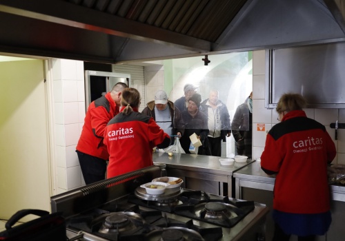 Wielkanocne śniadanie dla potrzebujących. Caritas rozdało paczki z żywnością
