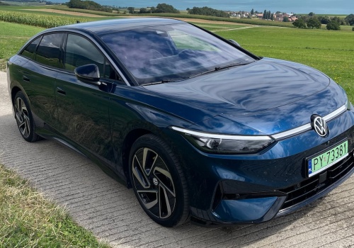 Volkswagen ID.7 stał się alternatywą dla najtańszej Tesli Model 3. Teraz dzieli je tylko 1650 zł i 24,1 cm