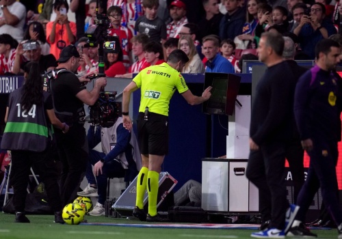 Potężna kontrowersja w meczu Barcelony. Ujawnili, co sędzia powiedział do wozu VAR