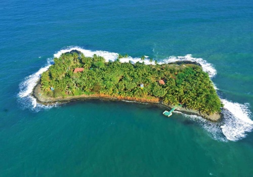 Prywatna wyspa na Karaibach tańsza niż mieszkanie w Warszawie. Z domem i obsługą!