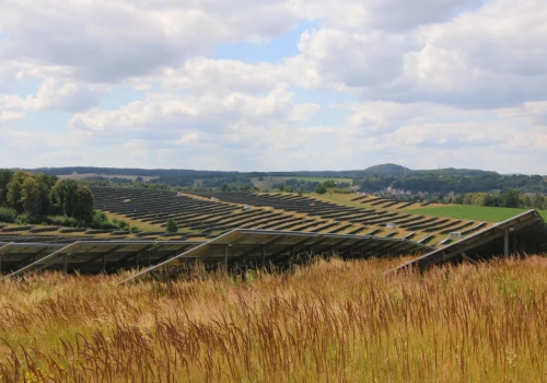 Rolnik sprzedaje grunt pod drogę do fotowoltaiki. Jak rozliczyć VAT przy płatności w ratach?