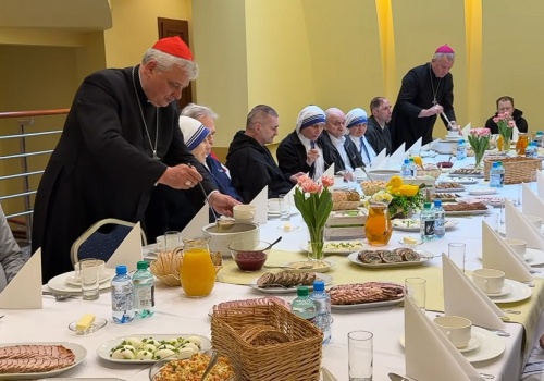 Kard. Konrad Krajewski zaprosił podopiecznych Sióstr Matki Teresy z Kalkuty na śniadanie wielkanocne