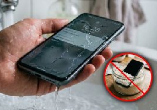 Jak uratować zalany smartfon? Zapomnij o ryżu
