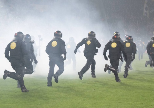 Kibice wtargnęli na boisko w Niemczech! Interweniowała policja. 
