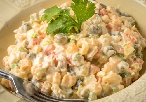 Po sałatce czas na spacer. Ile trzeba chodzić, by 