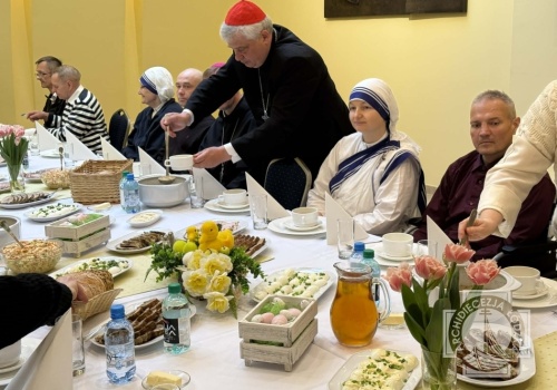 Jak zapowiedział, tak zrobił. Wielkanocne śniadanie w łódzkim pałacu biskupim