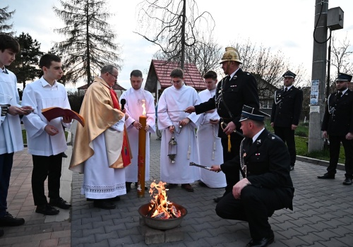 “Zwycięzca śmierci, piekła i szatana”. Liturgia Wigilii Paschalnej w rzeszowskich parafiach