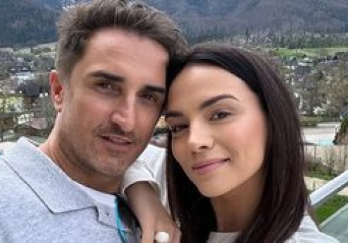 RZADKI WIDOK: W pełni naturalna Paulina Krupińska i Sebastian Karpiel-Bułecka biesiadują z dziećmi przy suto zastawionym stole (FOTO)