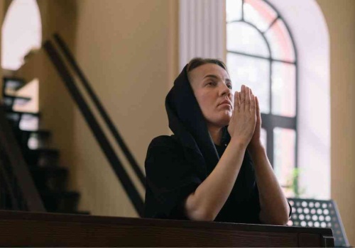 Życie po utracie wiary. Różne drogi poszukiwania sensu