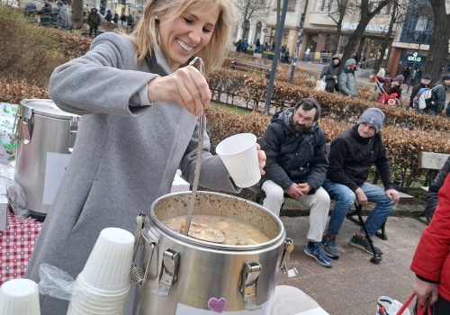 Wielkanocny posiłek na Monciaku. Potrzebujący spotkali się przy wspólnym stole