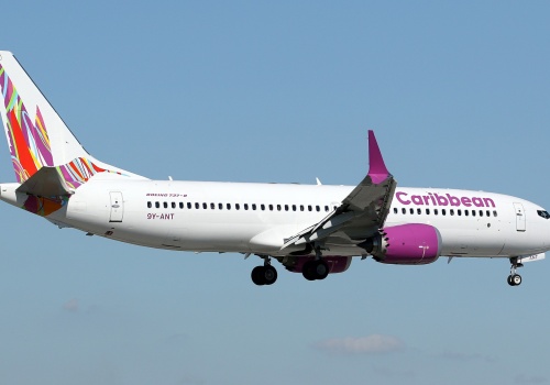 Zaczęła rodzić na pokładzie samolotu. Kontroler ruchu lotniczego miał nietypową propozycję