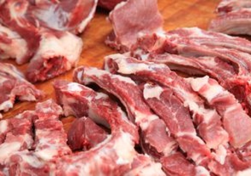 Kupujemy je z przyzwyczajenia, a to dietetyczna pułapka. Te części mięsa omijaj