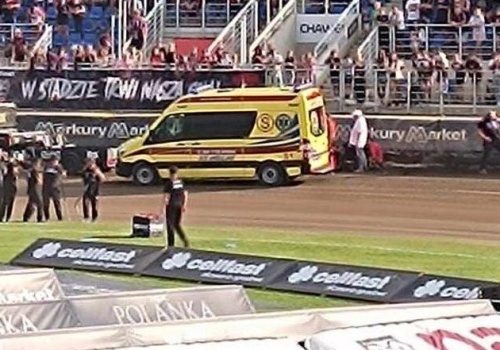 Żużel. To wyglądało fatalnie! Po tym karambolu lider trafił do szpitala (WIDEO)