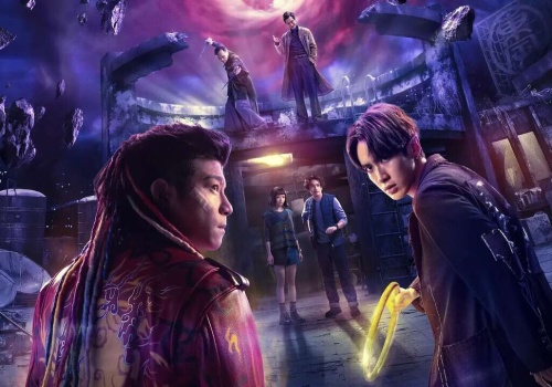 Agent z góry (2026) - recenzja 1 sezonu serialu . Rozgrzeszenie w oparach kadzideł i neonów