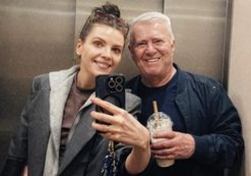 79-letni Włodzimierz Matuszak i jego MŁODSZA O 34 LATA żona przesyłają życzenia. Karolina również jest znaną aktorką (FOTO)
