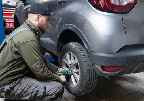 Jak samemu wymienić koła? Kierowcy nie znają tej zasady