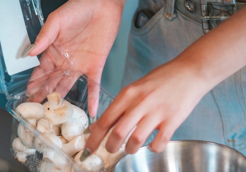 Włóż to do pojemnika z pieczarkami. Będą świeże nawet 2 razy dłużej