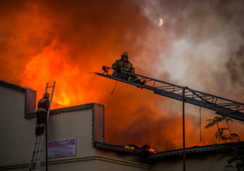Potężny pożar centrum handlowego. Trzy piętra w ogniu